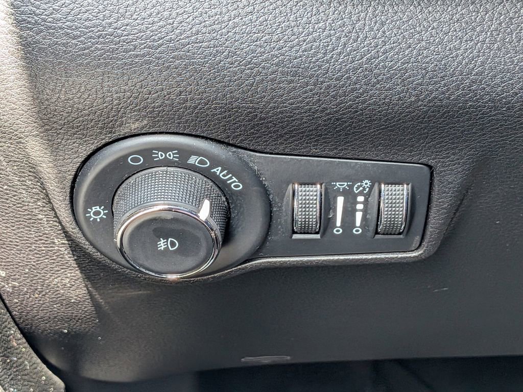 Used 2023 Jeep Compass Altitude image 28