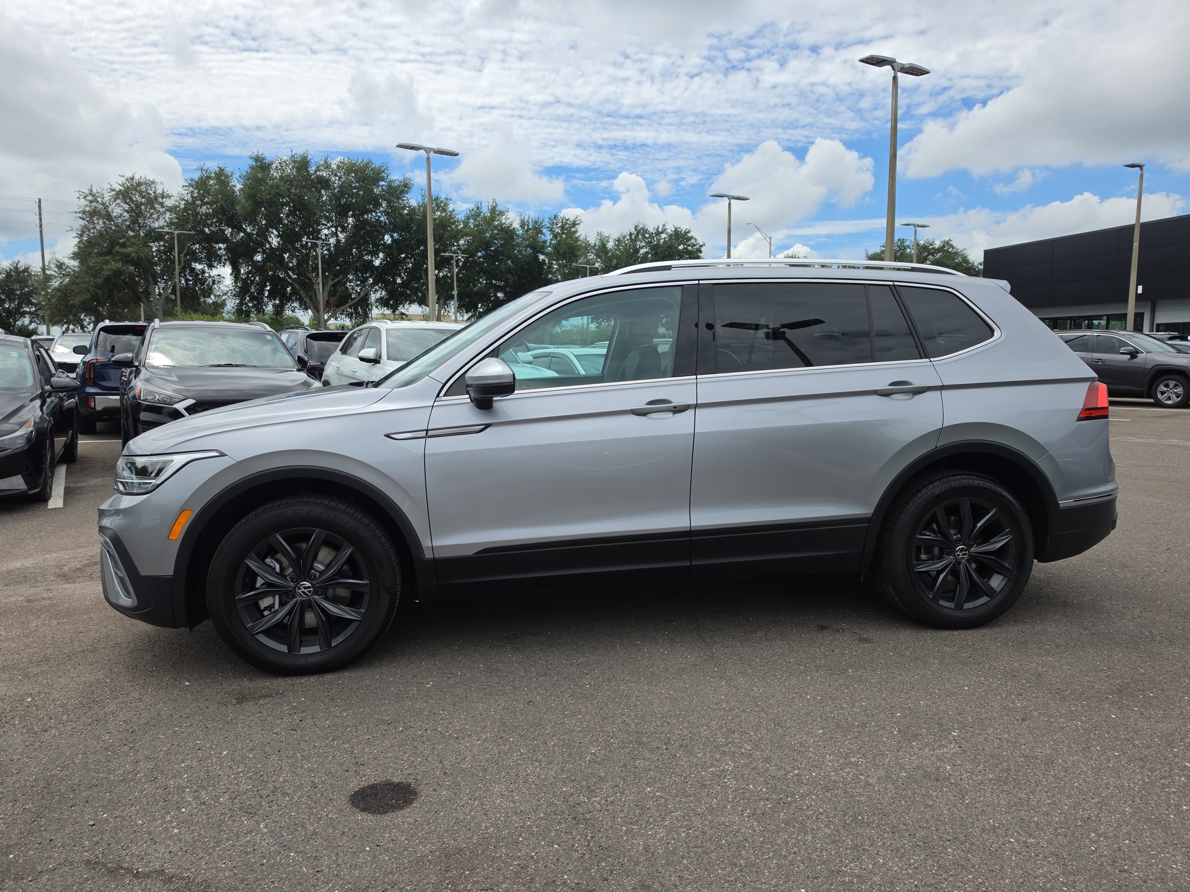 Used 2024 Volkswagen Tiguan SE FWD image 5