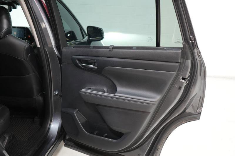 Used 2021 Toyota Highlander XLE AWD/4WD image 26