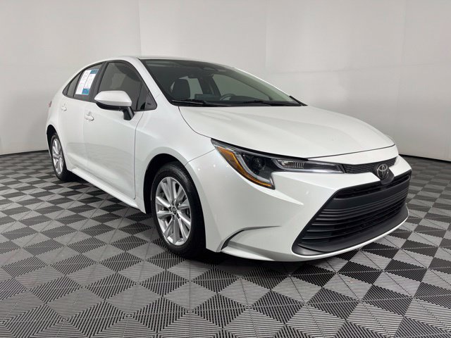 Used 2023 Toyota Corolla LE w/ LE Convenience Package FWD image 3