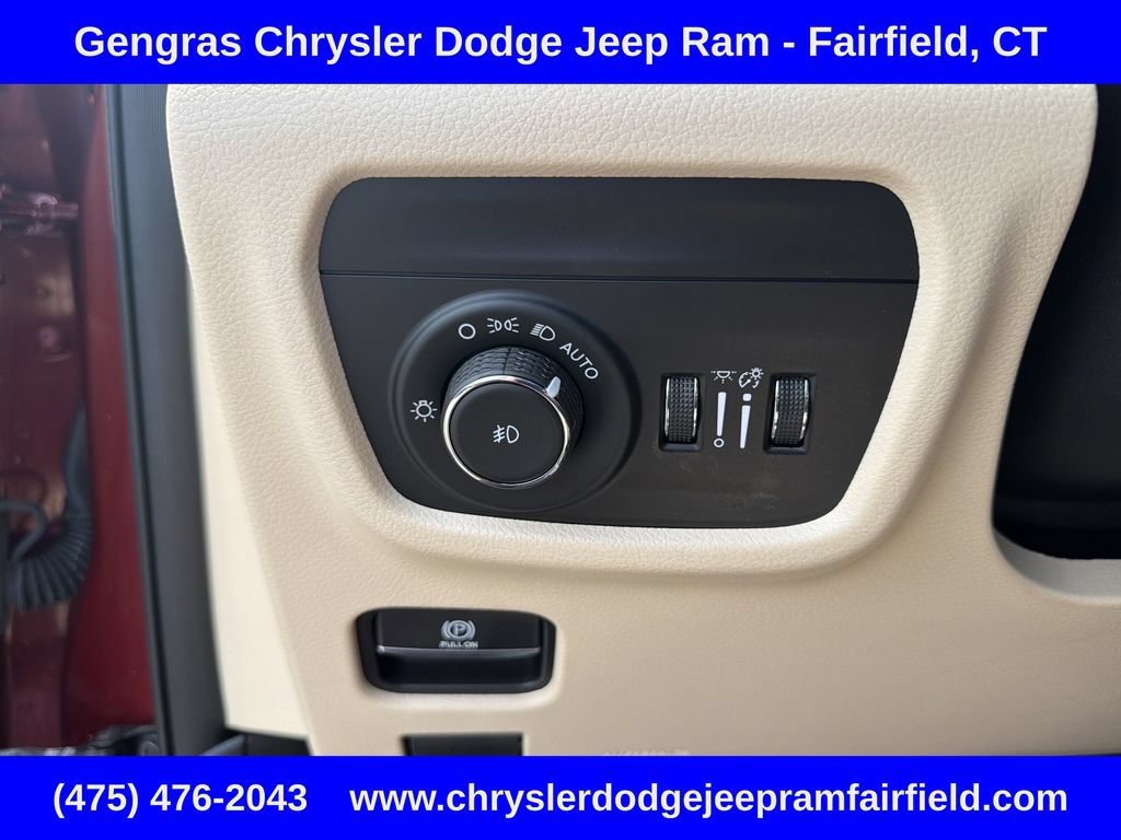 Used 2023 Jeep Grand Cherokee L Limited w/ Luxury Tech Group II AWD/4WD image 11