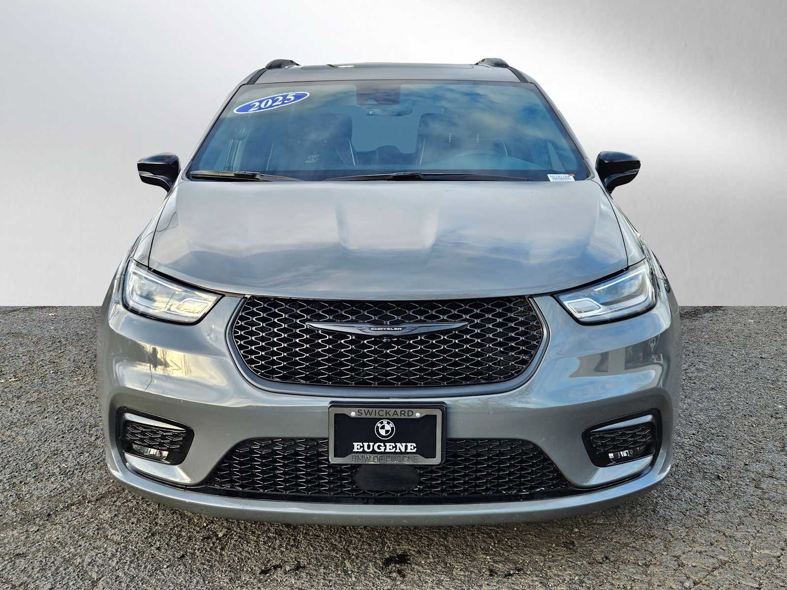 Used 2025 Chrysler Pacifica Limited image 8