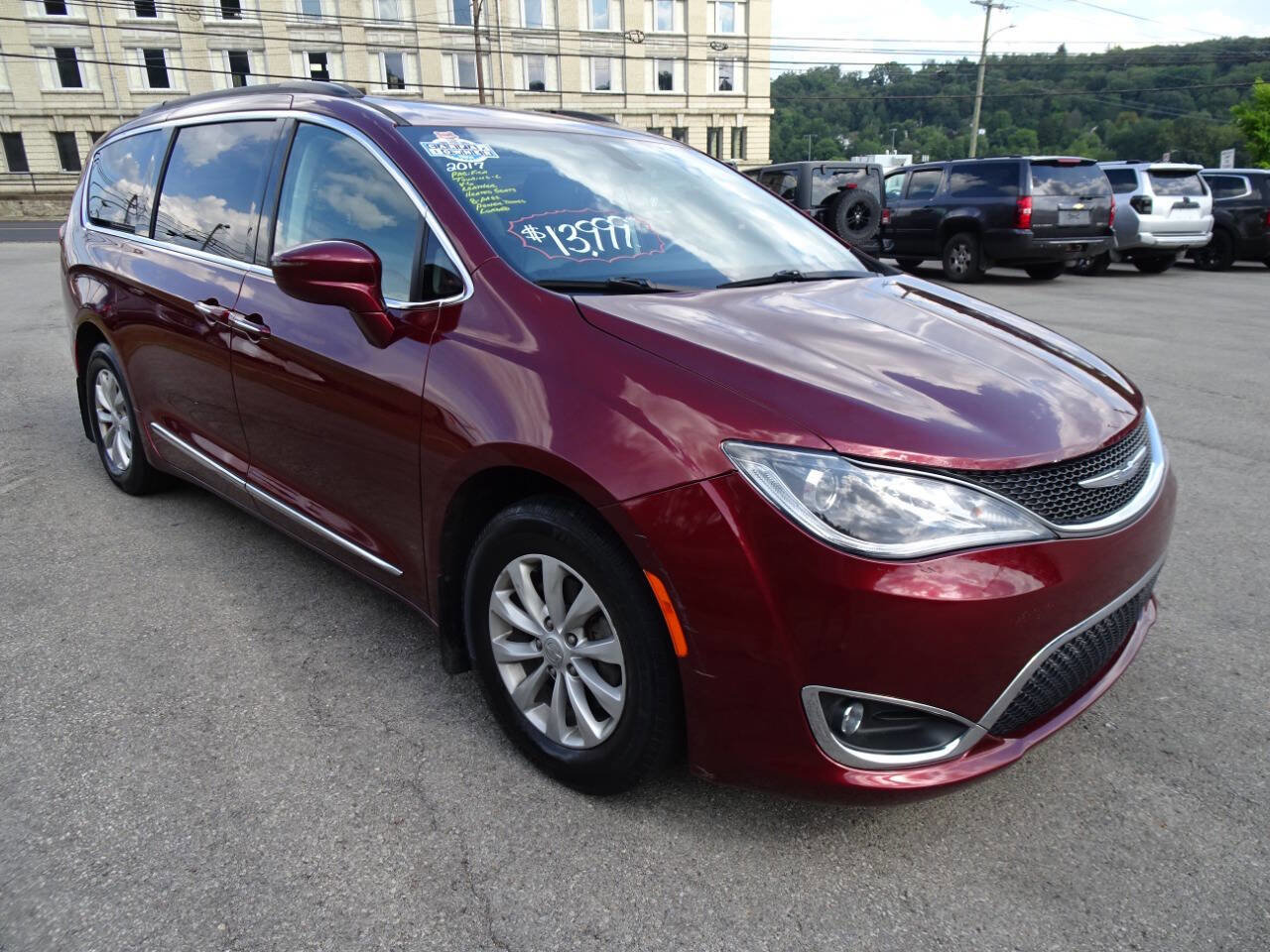 Used 2017 Chrysler Pacifica Touring-L w/ 13 Speaker Alpine Sound Group image 4