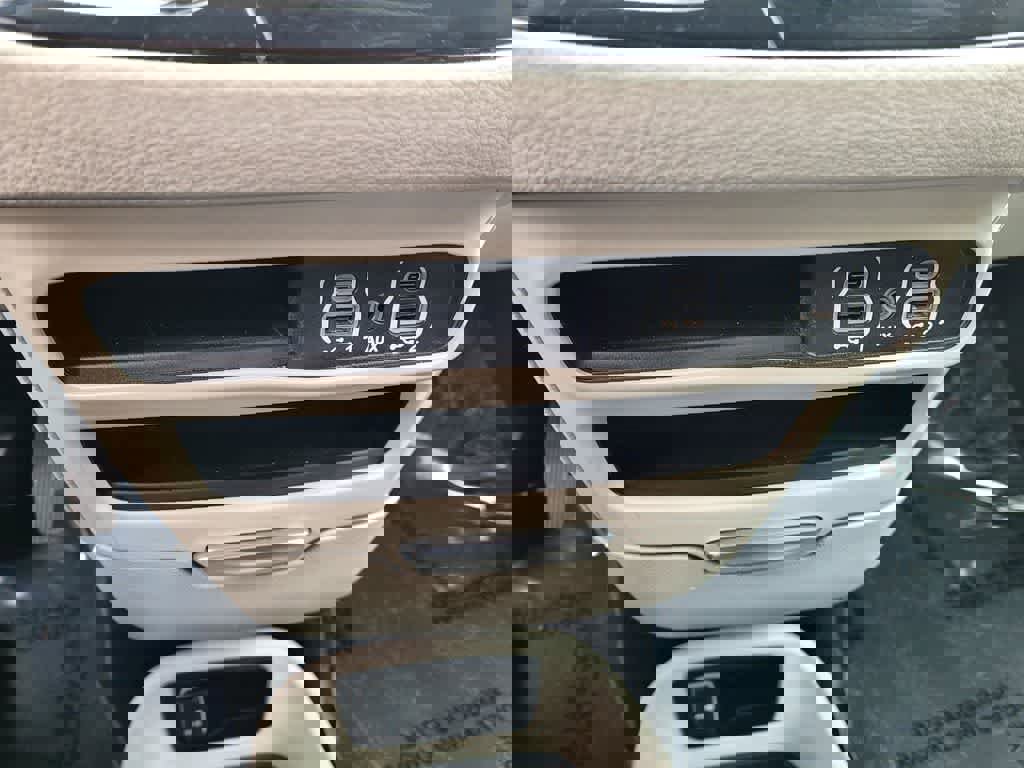 Used 2023 Chrysler Pacifica Touring-L image 17