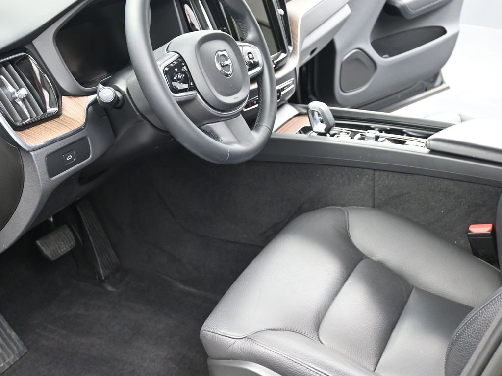 Used 2023 Volvo XC60 B5 Plus w/ Climate Package image 10