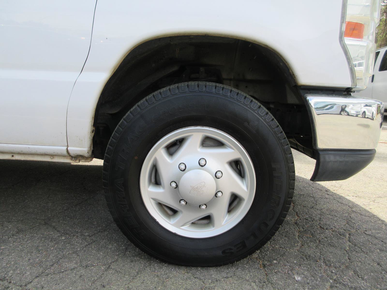 Used 2013 Ford E-350 and Econoline 350 Super Duty w/ Class I Trailer Tow Pkg RWD image 15