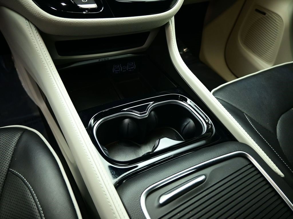 Used 2022 Chrysler Pacifica Limited image 25
