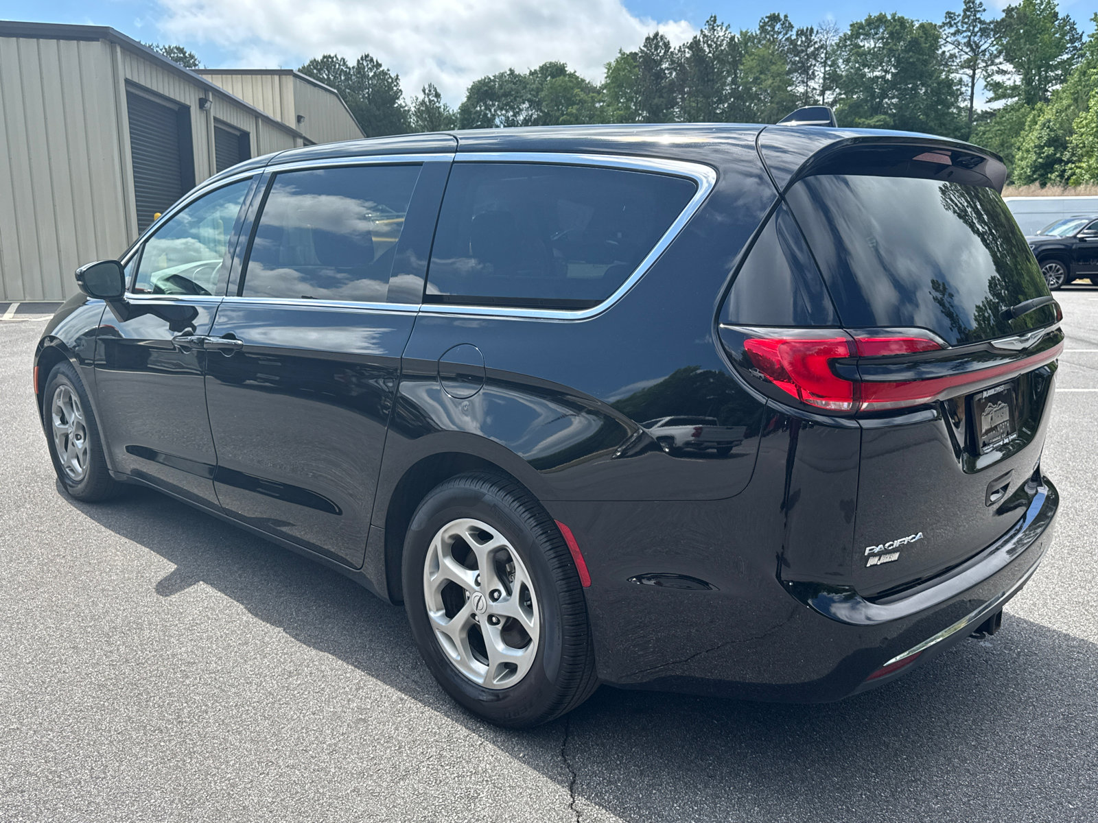Used 2024 Chrysler Pacifica Limited w/ Trailer Tow Group FWD image 7
