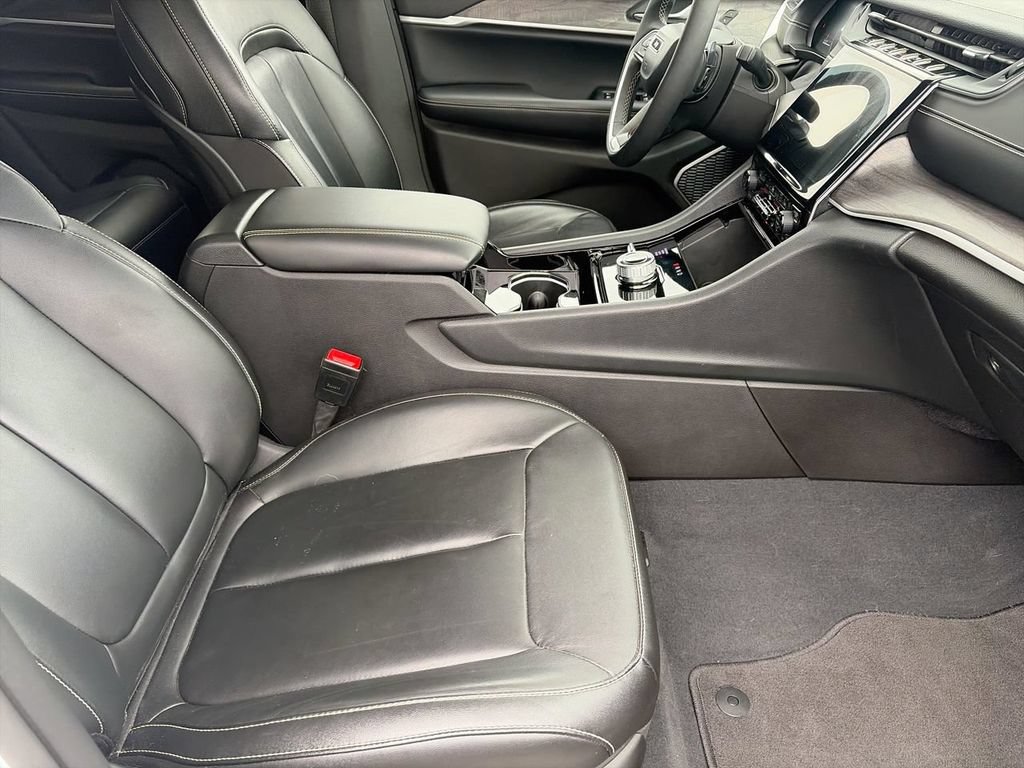 Used 2023 Jeep Grand Cherokee Limited w/ Black Appearance Package AWD/4WD image 9
