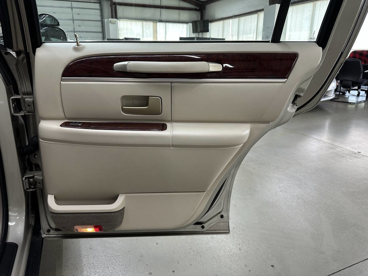 Used 2004 Lincoln Town Car Executive image 14