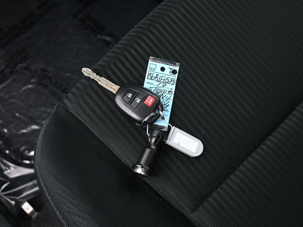 Used 2017 Toyota RAV4 LE image 18