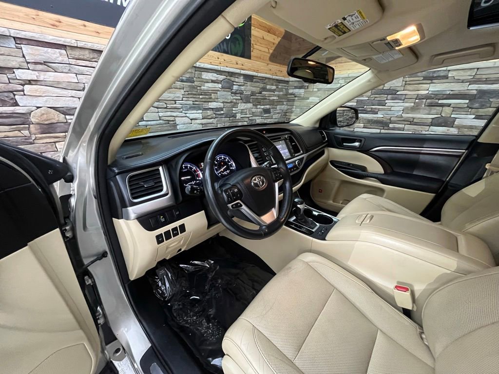 Used 2015 Toyota Highlander Limited AWD/4WD image 32