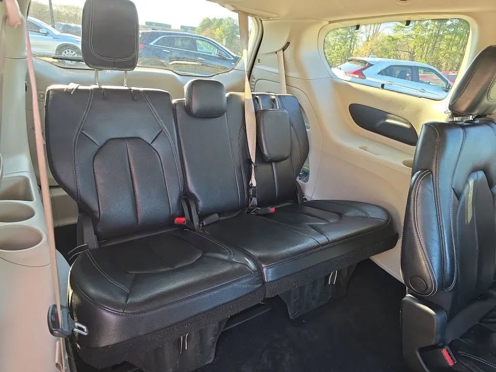 Used 2022 Chrysler Pacifica Touring-L FWD image 46