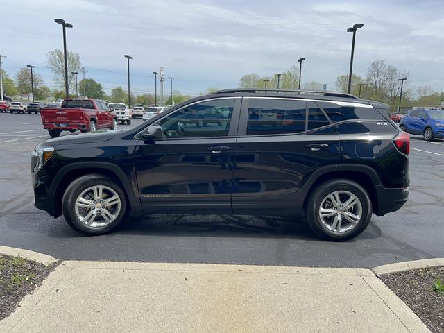 Used 2024 GMC Terrain SLE w/ Driver Convenience Package FWD image 4
