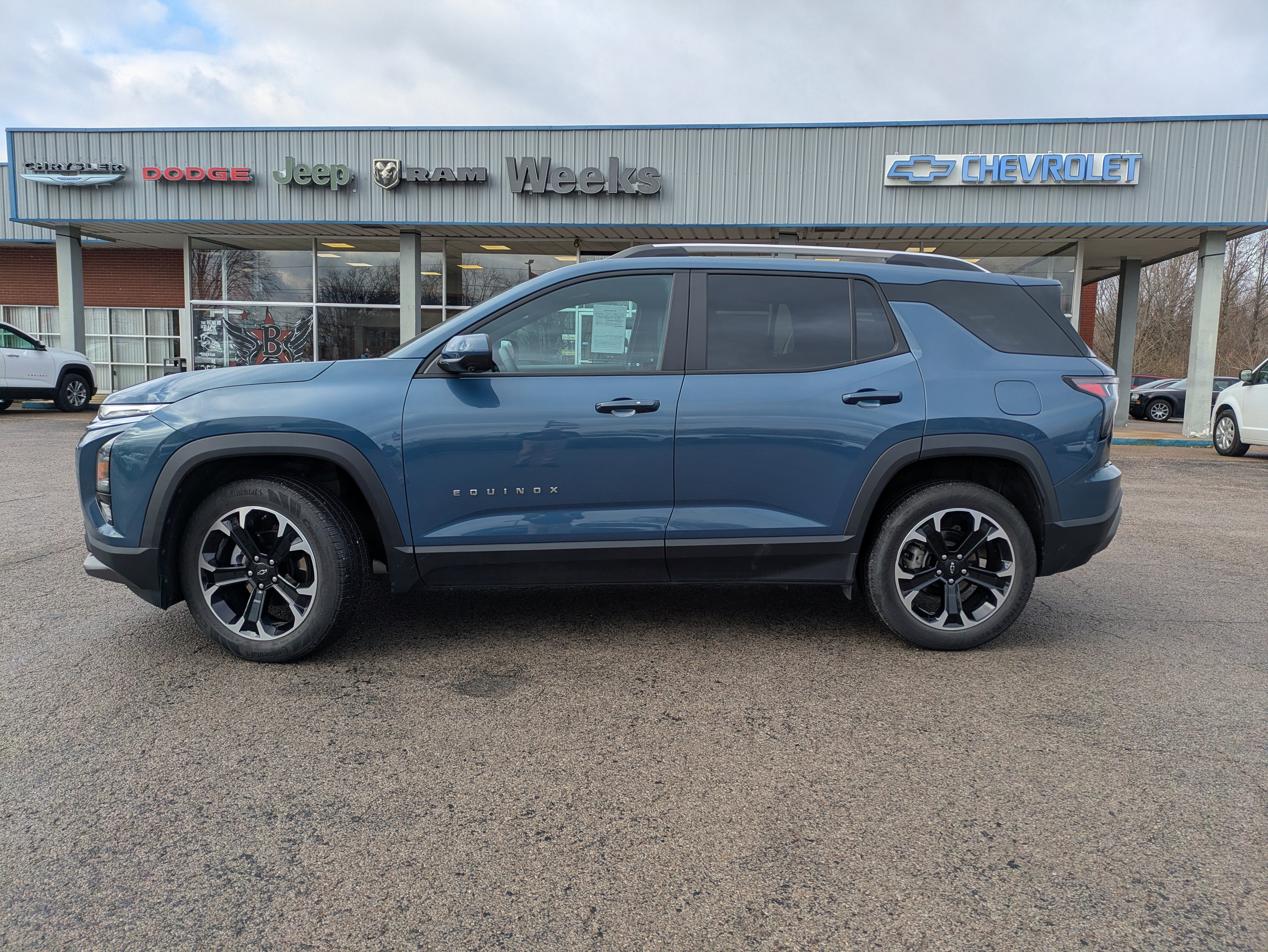 Used 2025 Chevrolet Equinox LT w/ Convenience Package II image 3