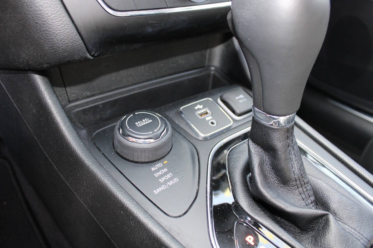 Used 2019 Jeep Cherokee Limited w/ Luxury Group AWD/4WD image 17