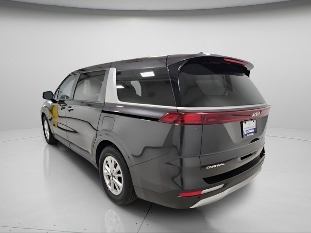 Used 2023 Kia Carnival LX FWD image 5