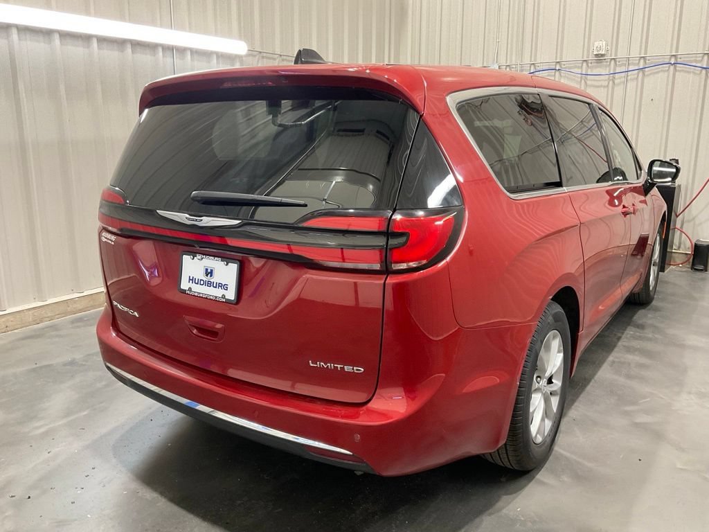Used 2026 Chrysler Pacifica Limited FWD image 25