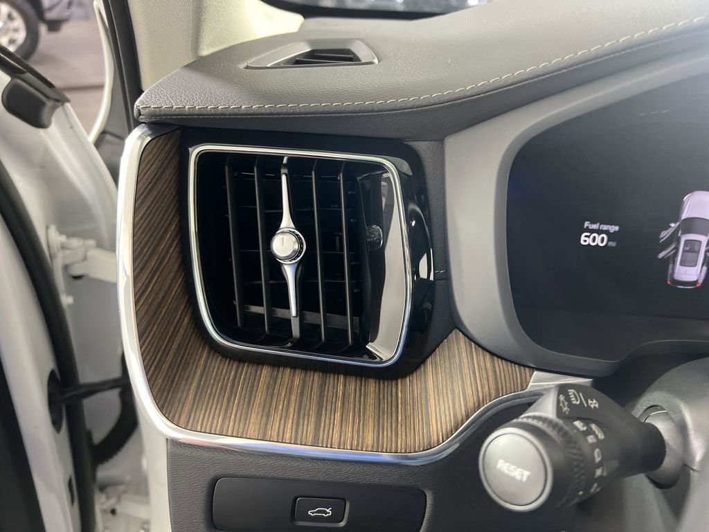 Used 2023 Volvo XC60 B6 Ultimate image 18