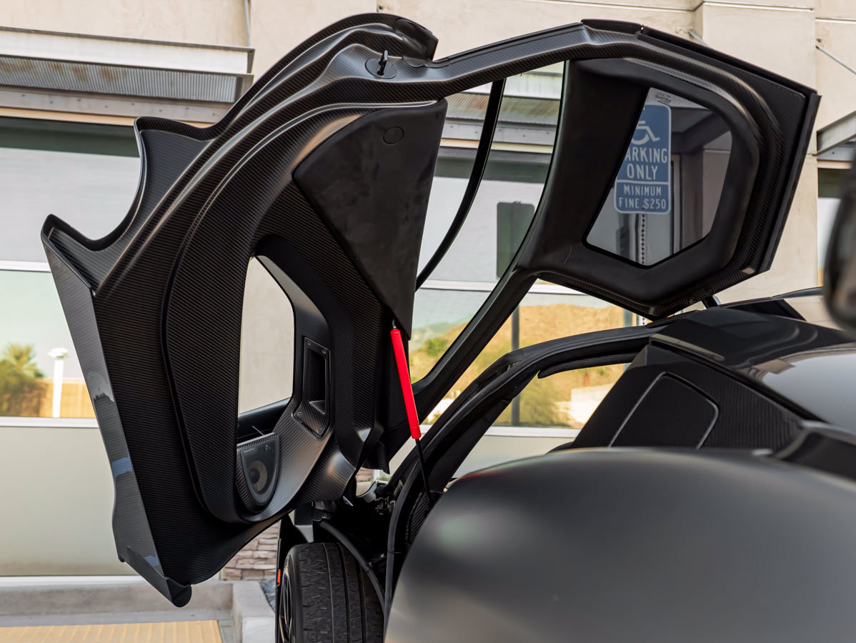 Used 2019 McLaren Senna RWD image 17