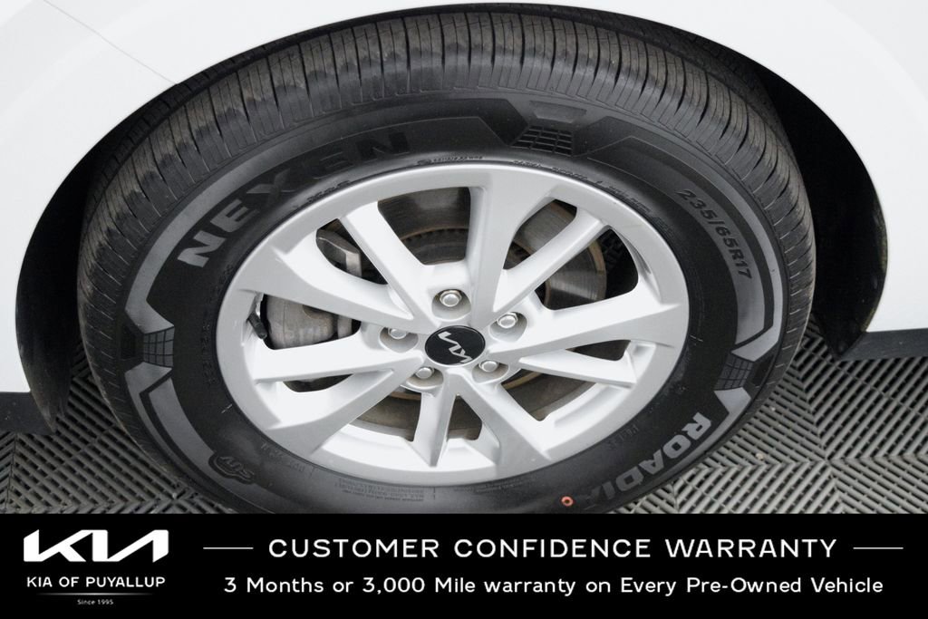 Used 2024 Kia Carnival LX FWD image 21