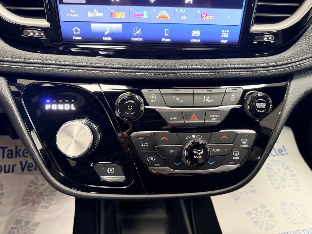 New 2027 Chrysler Pacifica Select AWD/4WD image 16