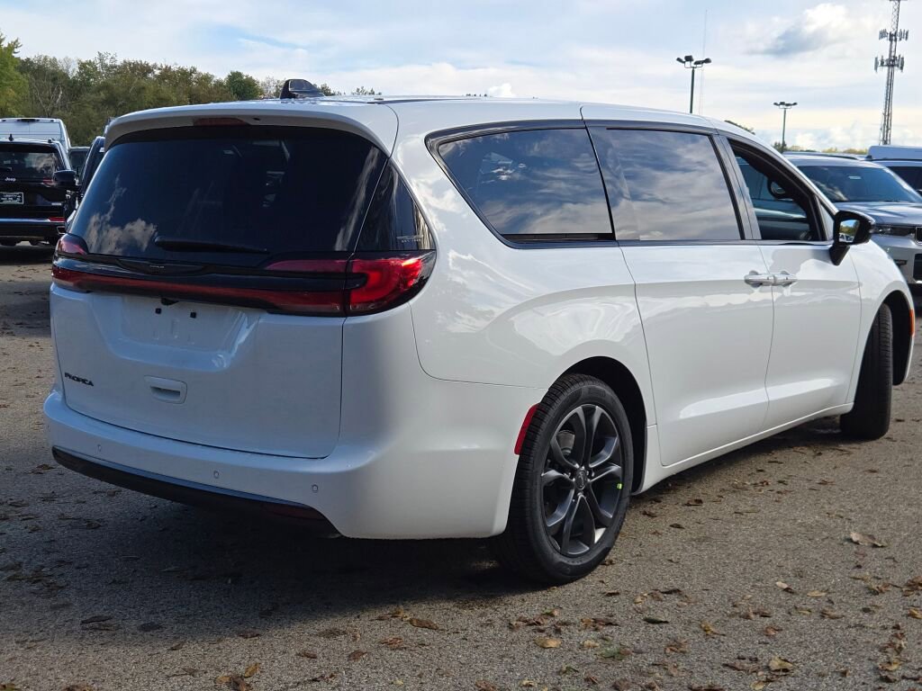 New 2026 Chrysler Pacifica Select image 12