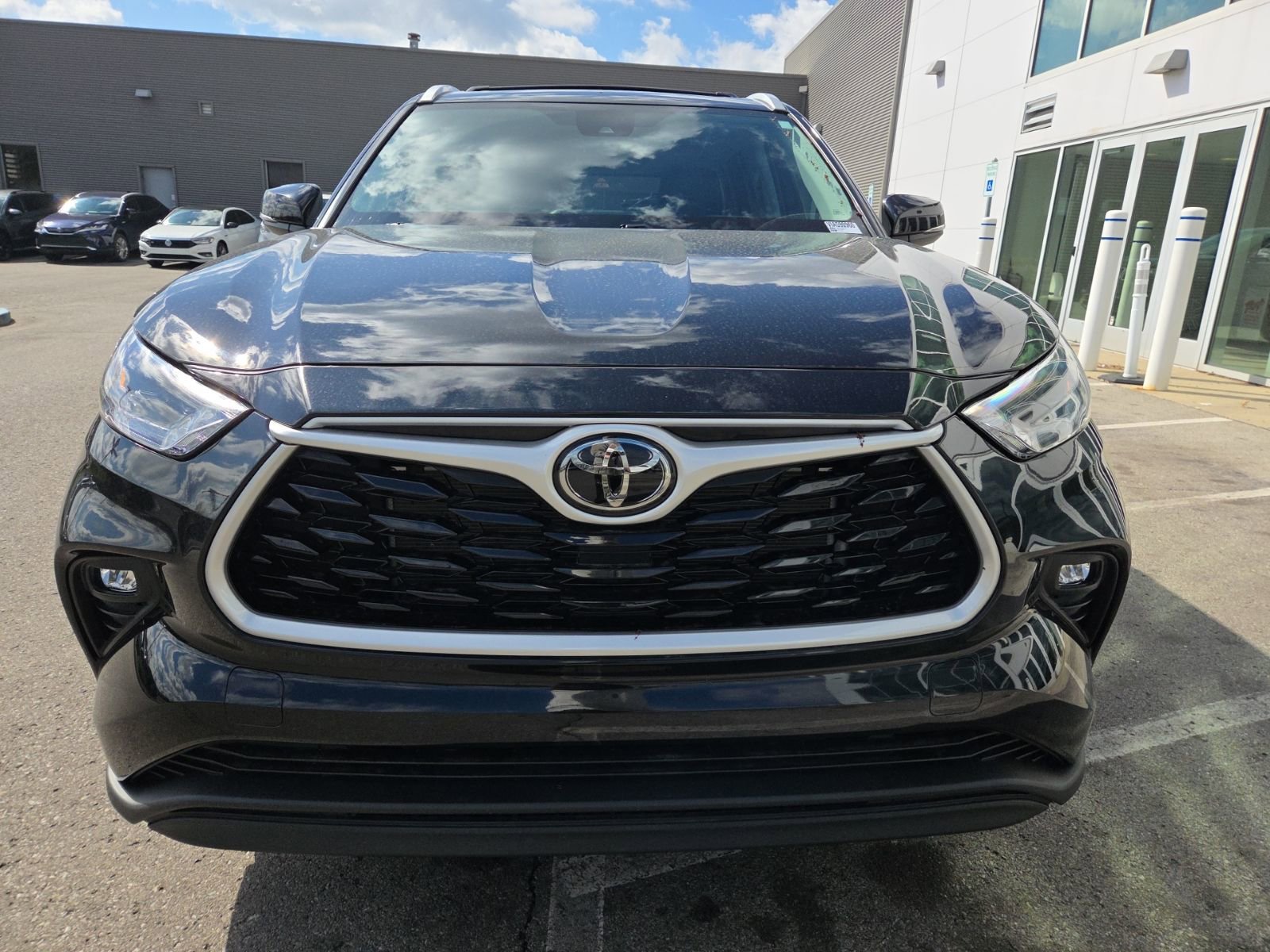 Used 2022 Toyota Highlander XLE image 4