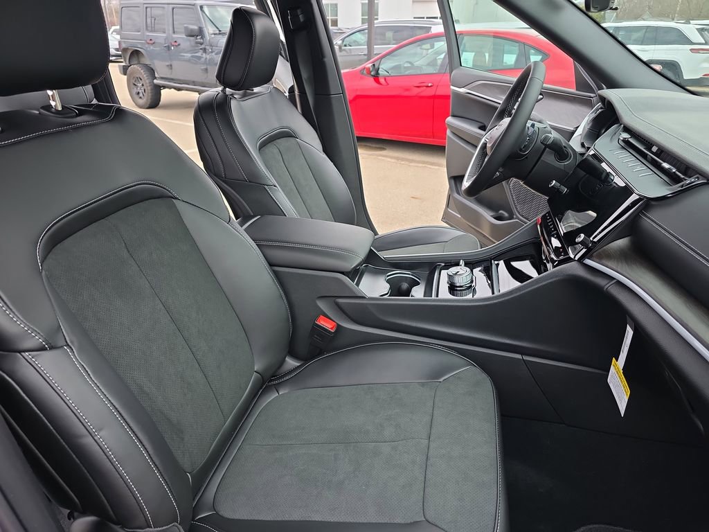 New 2026 Jeep Grand Cherokee Altitude image 10