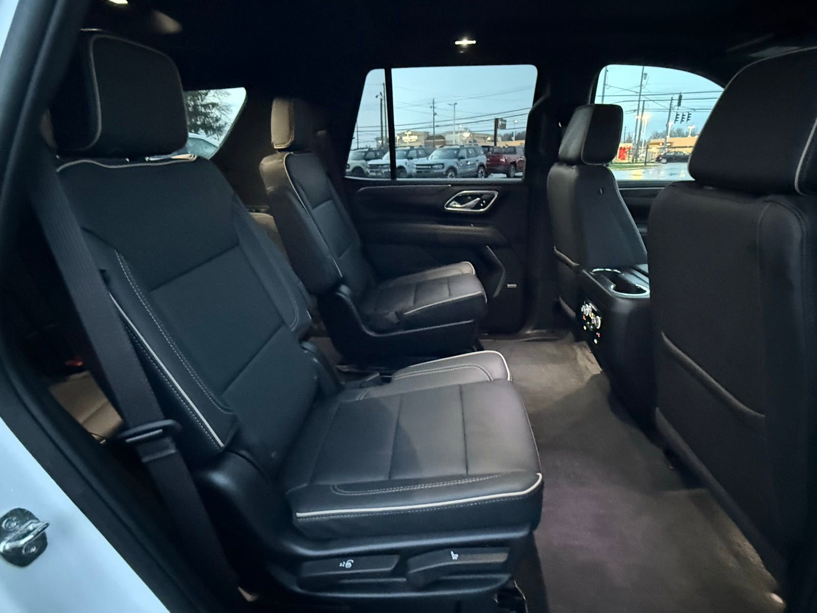 Used 2024 GMC Yukon SLT w/ SLT Luxury Package image 15