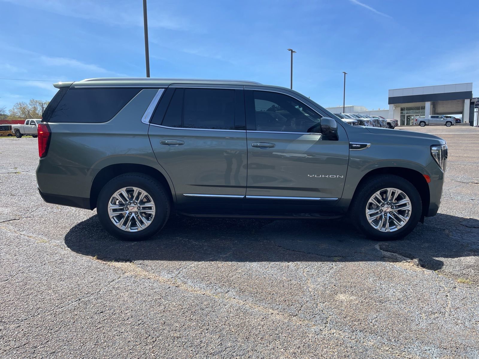 Used 2024 GMC Yukon SLT w/ SLT Luxury Package image 6