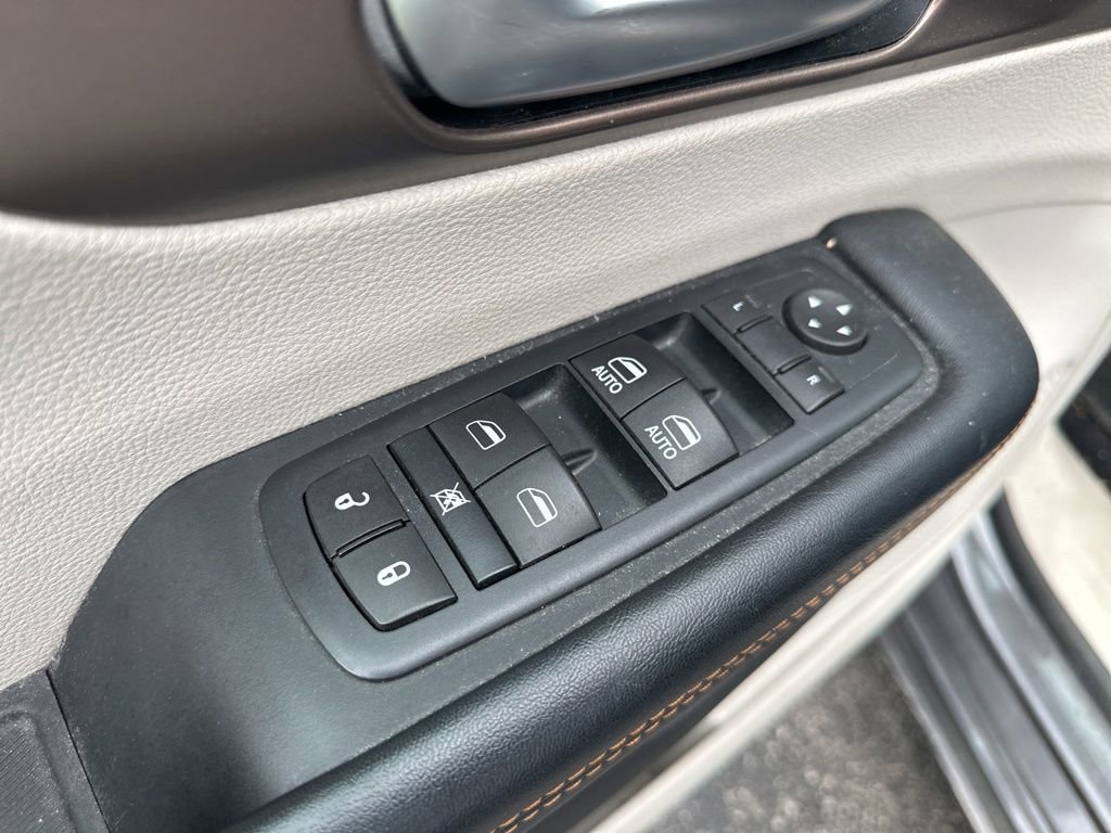 Used 2017 Chrysler Pacifica Touring-L image 16