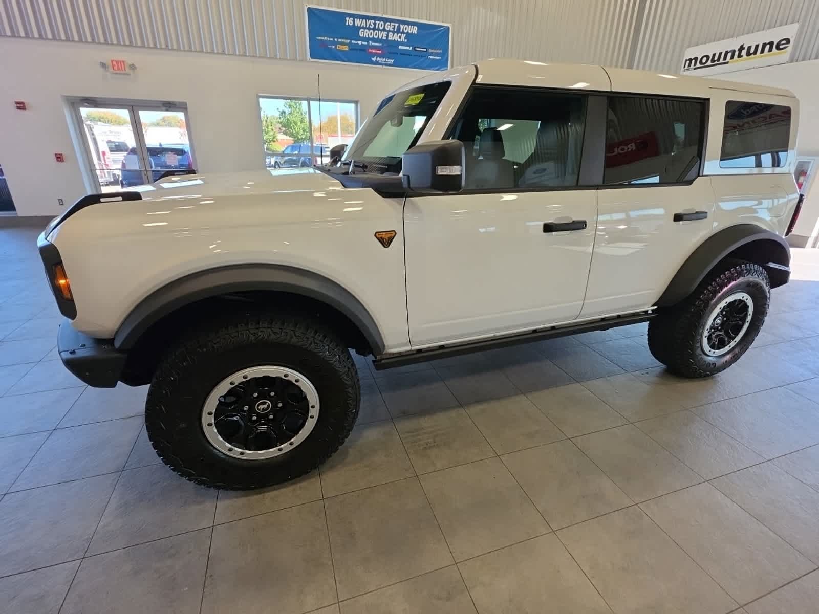 Used 2025 Ford Bronco Badlands AWD/4WD image 16