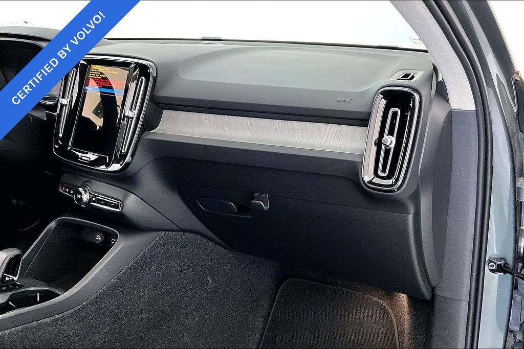 Used 2026 Volvo XC40 B4 Core w/ Climate Package FWD image 19