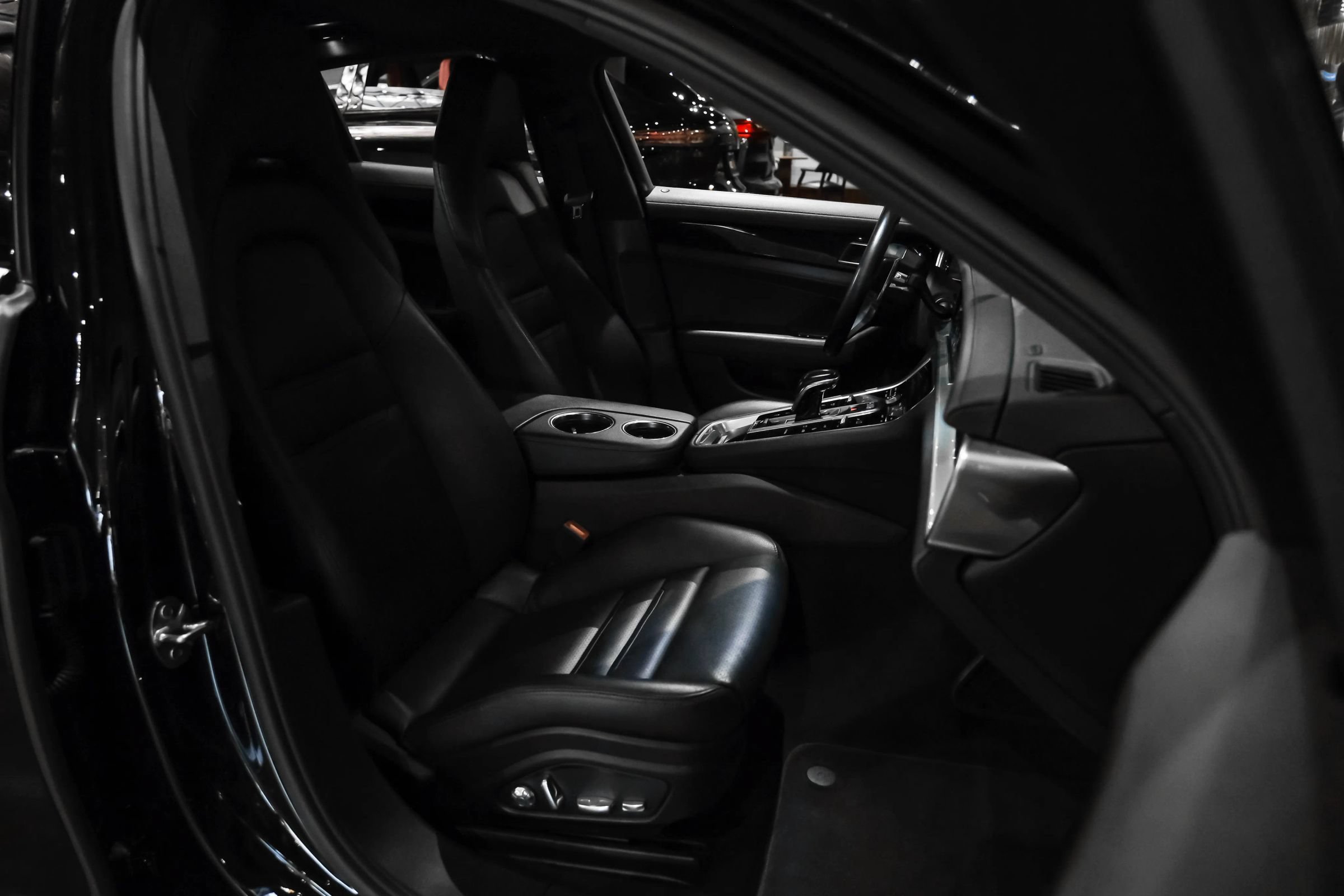 Used 2019 Porsche Panamera 4 AWD/4WD image 33