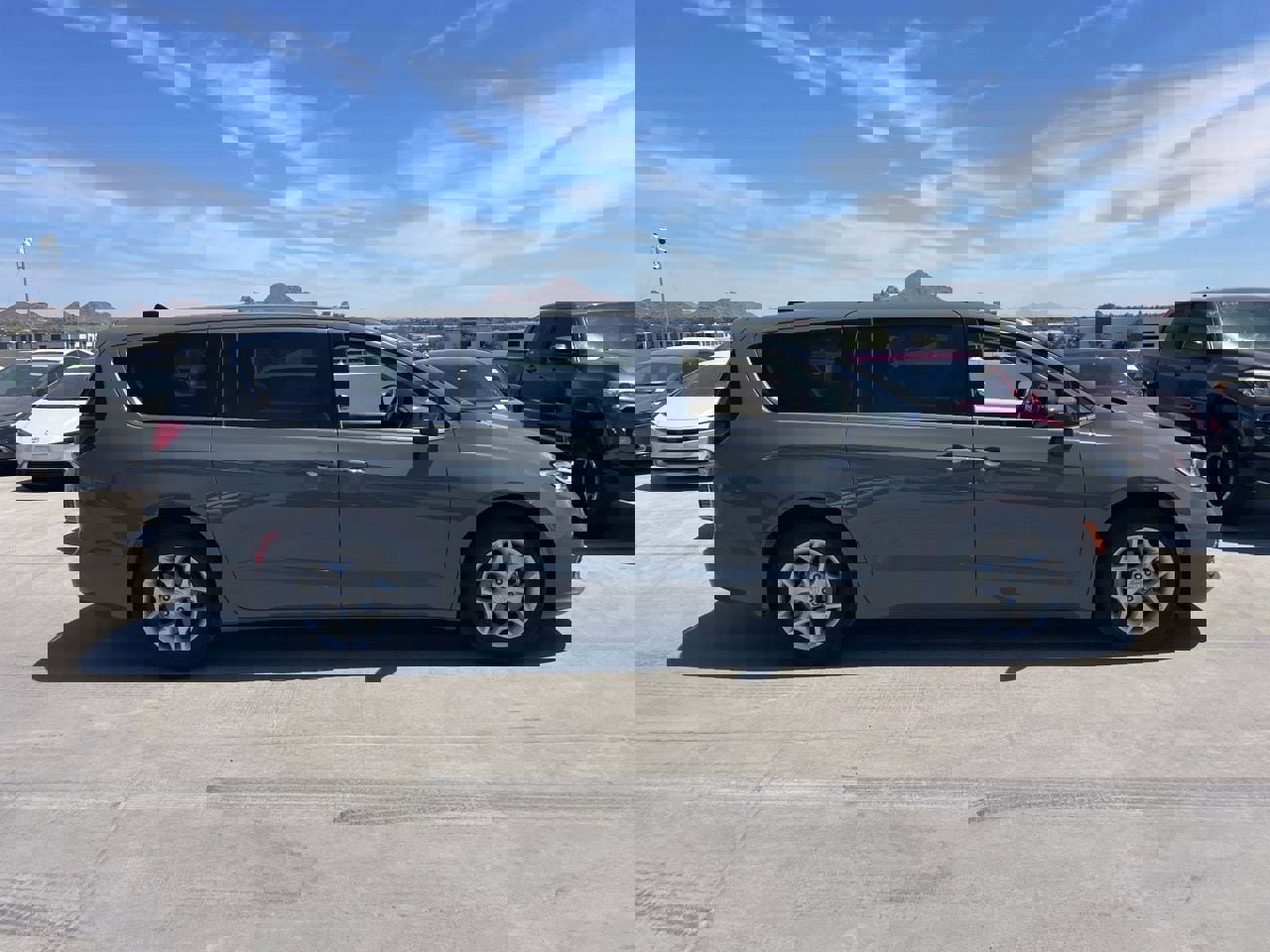 Used 2023 Chrysler Pacifica Touring-L FWD image 3