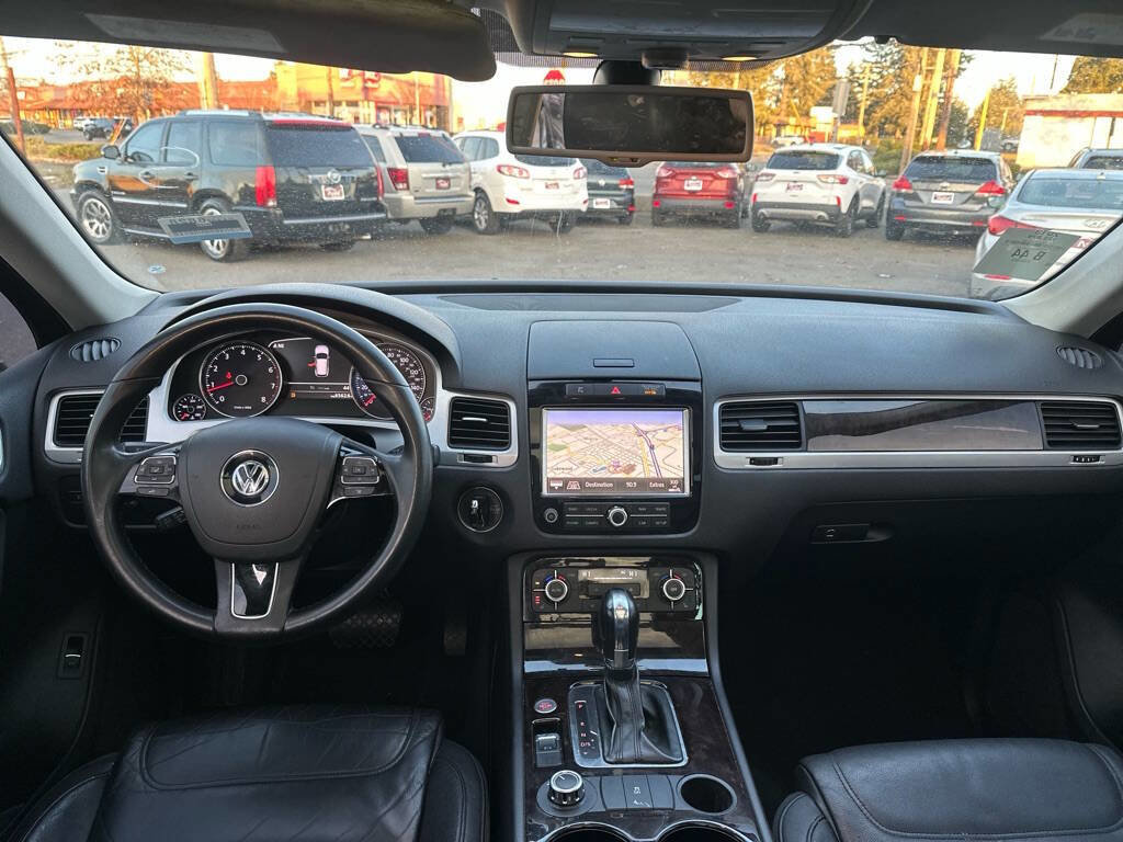 Used 2013 Volkswagen Touareg Sport image 19