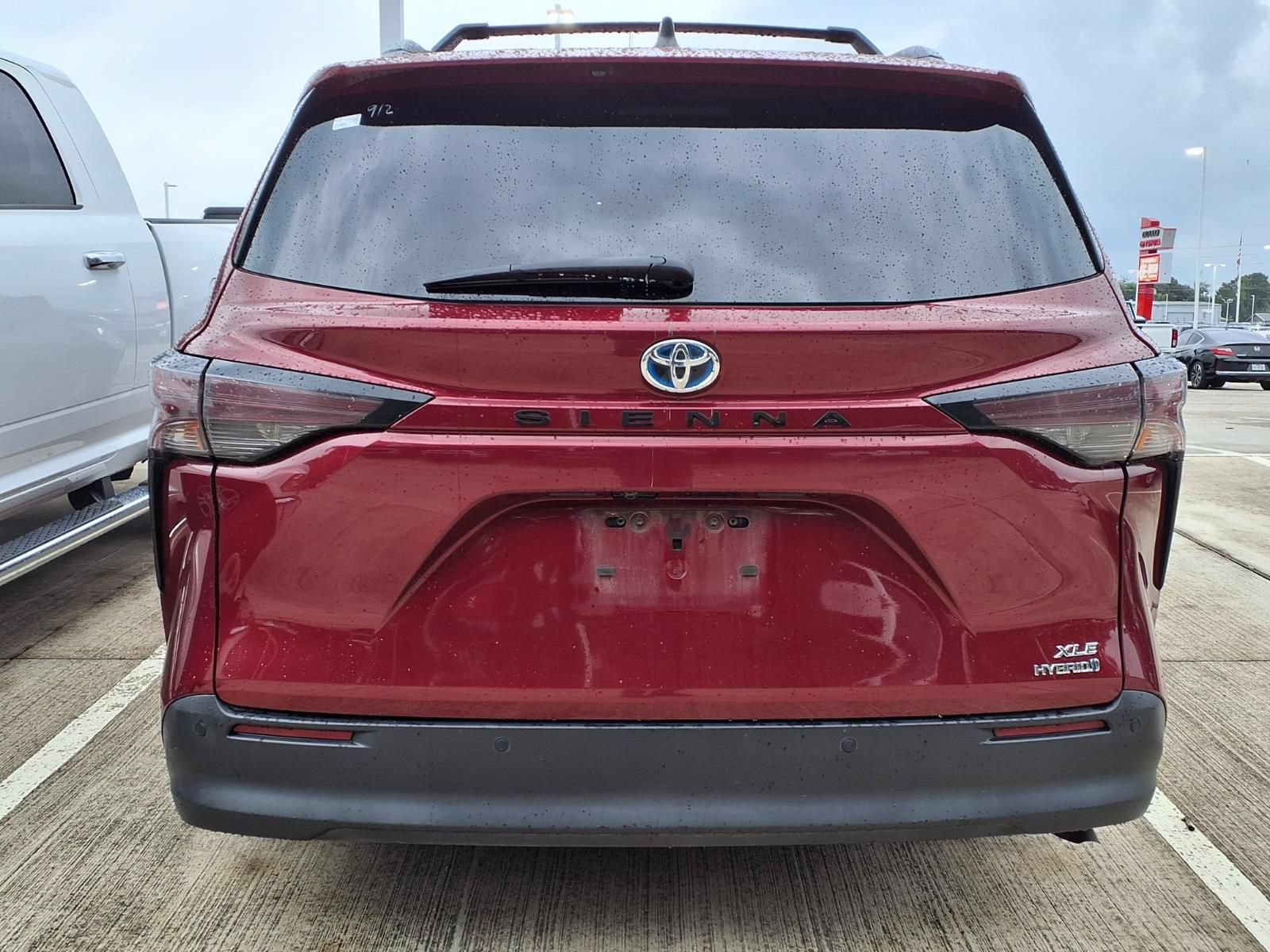Used 2023 Toyota Sienna XLE FWD image 5