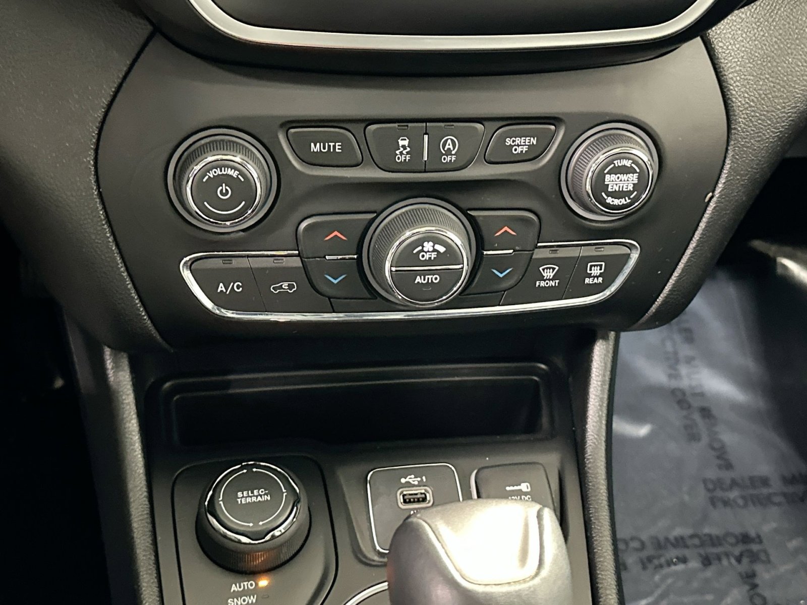 Used 2019 Jeep Cherokee Latitude Plus w/ Comfort/Convenience Group image 24