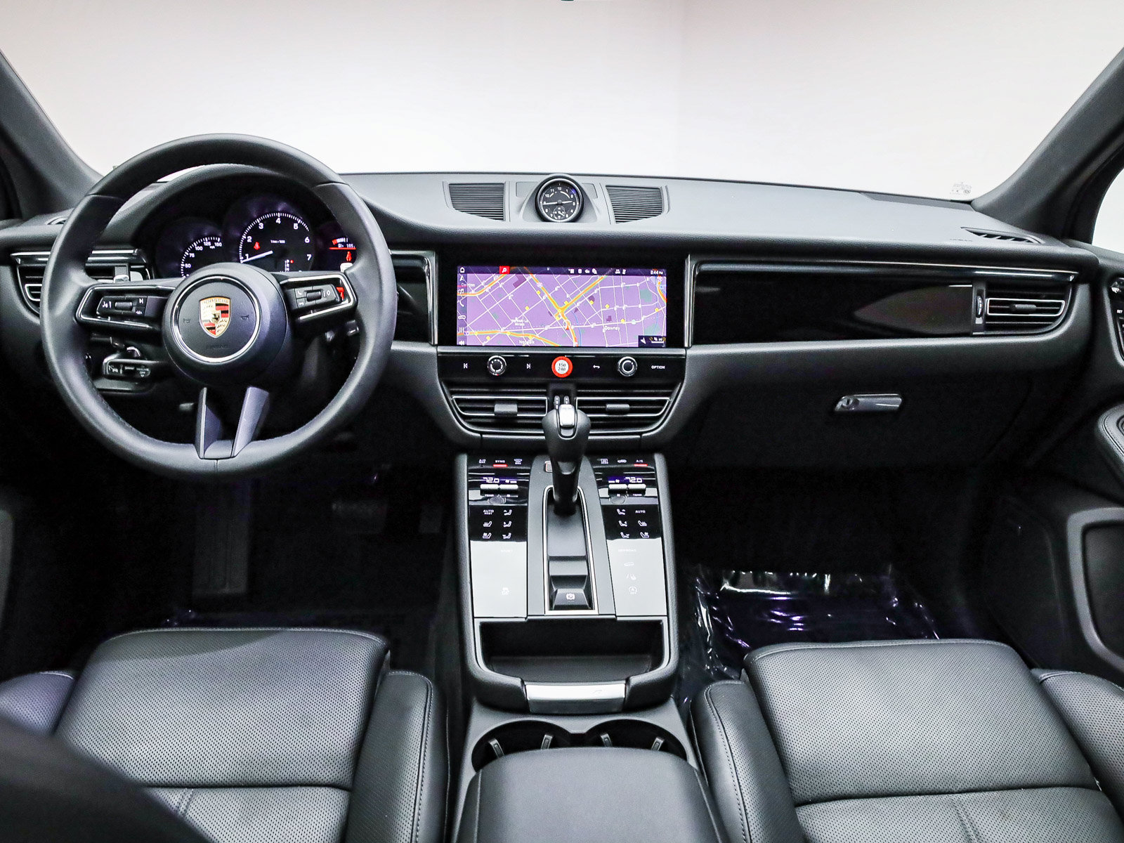 Certified 2026 Porsche Macan AWD/4WD image 16