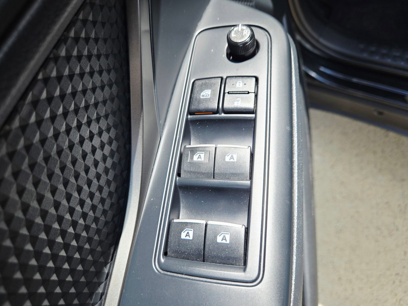 Used 2018 Toyota C-HR XLE image 27
