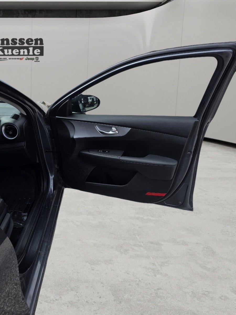 Used 2023 Kia Forte LXS w/ LXS Technology Package FWD image 18