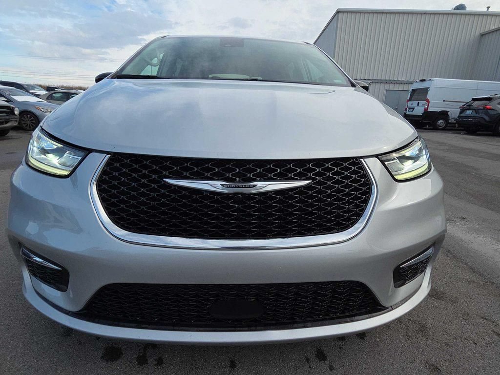 Used 2024 Chrysler Pacifica Touring-L FWD image 2