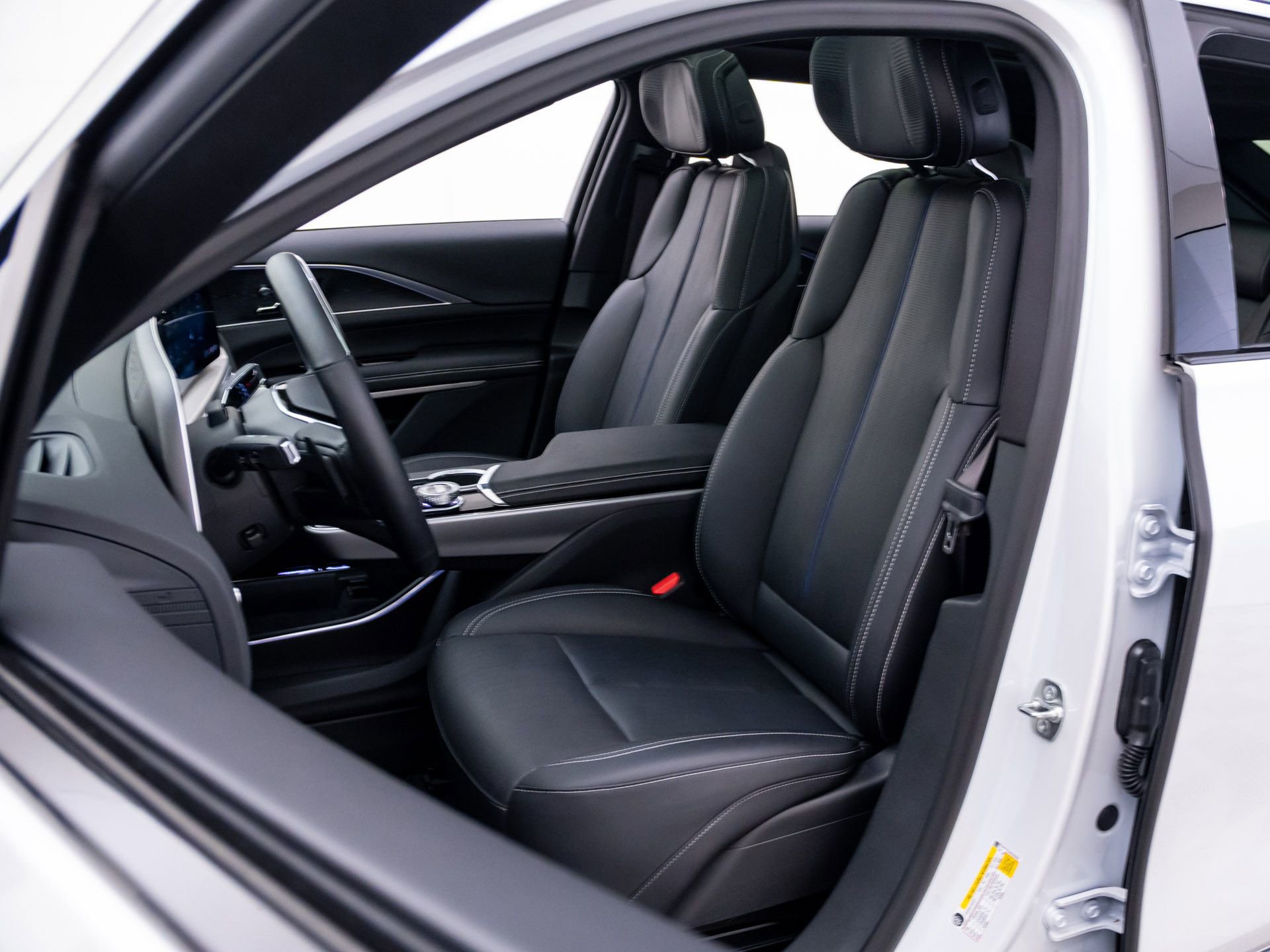 Certified 2025 Cadillac Lyriq Luxury w/ LPO, Floor Liner Package image 18