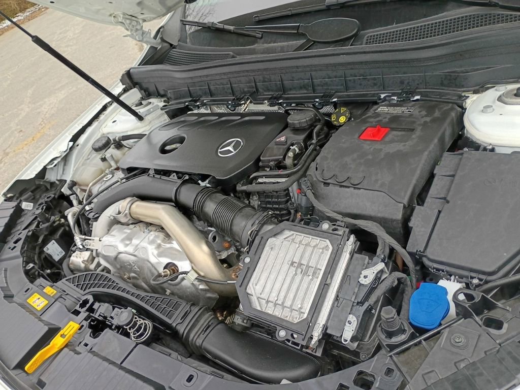 Used 2024 Mercedes-Benz GLB 250 4MATIC w/ Driver Assistance Package image 38