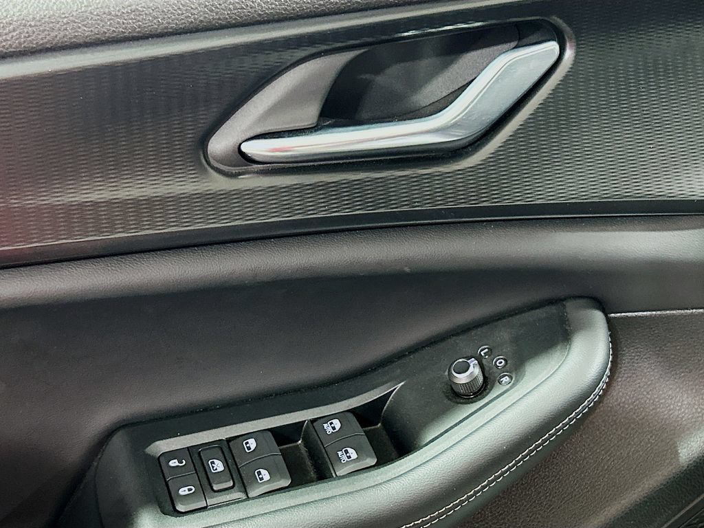 Used 2025 Jeep Grand Cherokee Altitude RWD image 16