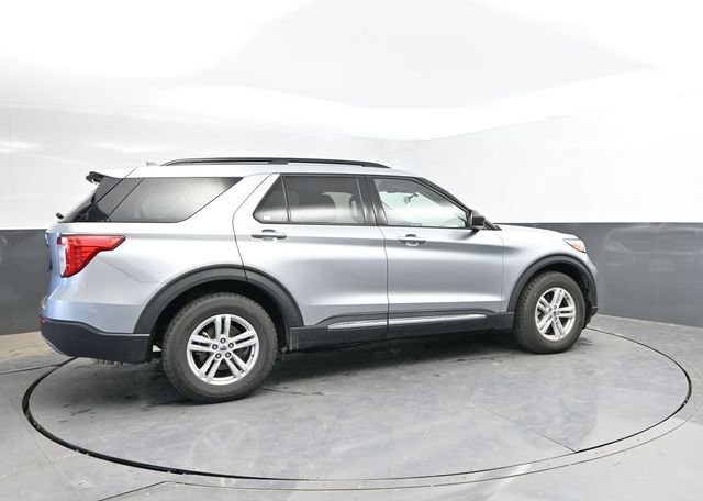 Used 2024 Ford Explorer XLT w/ Equipment Group 202A AWD/4WD image 2