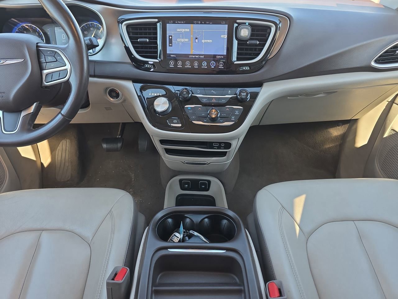 Used 2017 Chrysler Pacifica Touring-L image 11