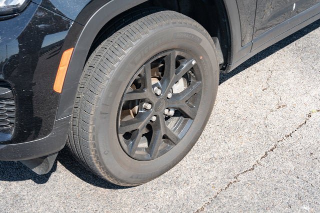 Certified 2025 Jeep Grand Cherokee Altitude AWD/4WD image 9