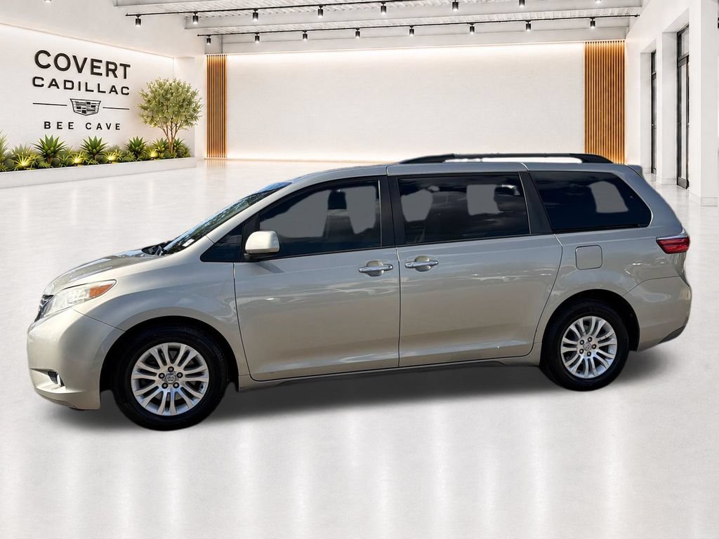 Used 2017 Toyota Sienna XLE w/ XLE Navigation Package FWD image 5